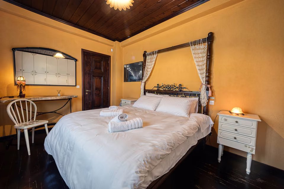 Amber bedroom with canopy bed