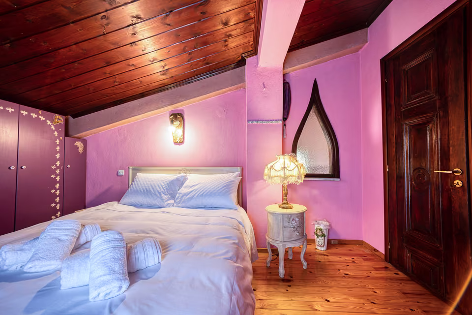 Rose bedroom with Tiffany lamp