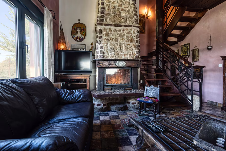 Fireplace corner with leather sofas